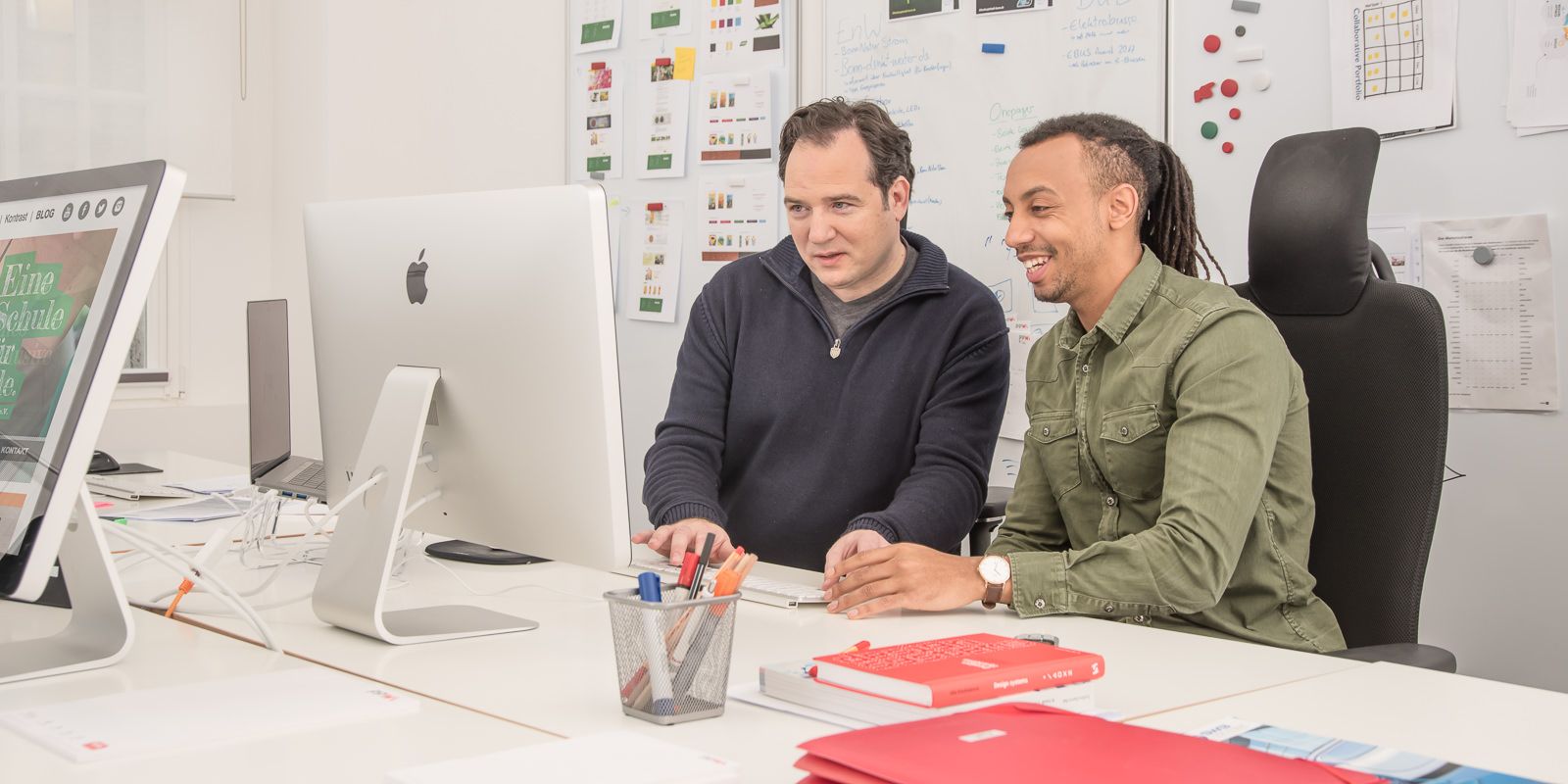 Websites entwickeln und Relaunch bei PPW Websites entwickeln: zwei Webdesigner bei der Arbeit