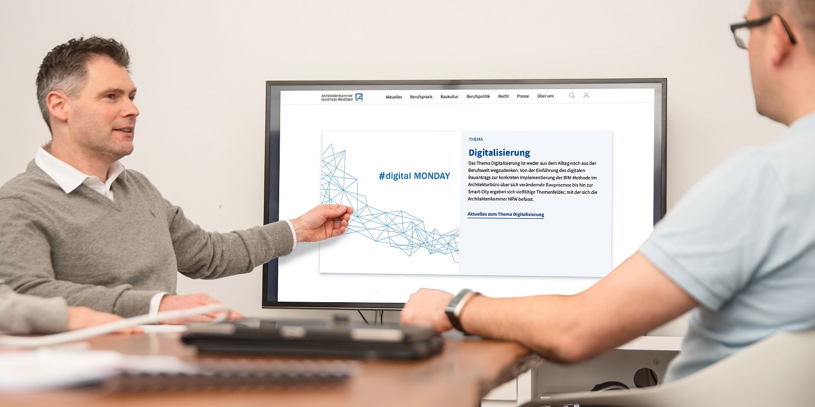 Beratung mit Blick auf den Monitor