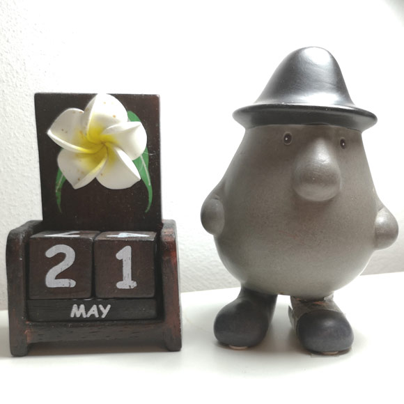 Eine Kartoffel aus Ton und einen Holzkalender aus Bali