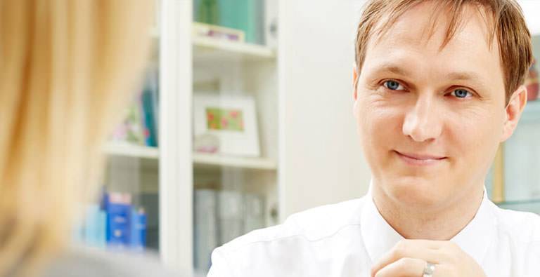 Arzt Dr. Samusch lächelt in die Kamera