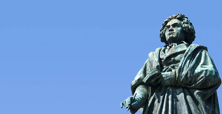 Beethoven-Denkmal vor blauem Himmel