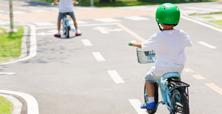 Kind auf dem Fahrrad auf einem Verkehrsübungsplatz