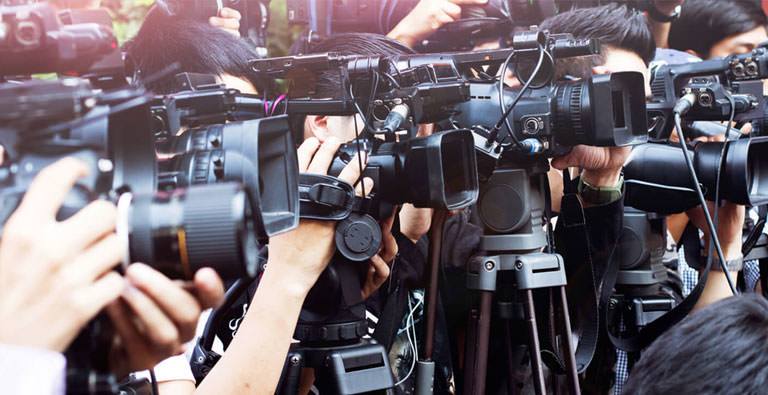 Viele Reporter richten ihre Kameras auf etwas Bestimmtes