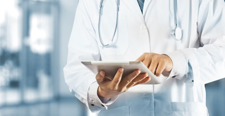 Arzt mit Tablet in der Hand