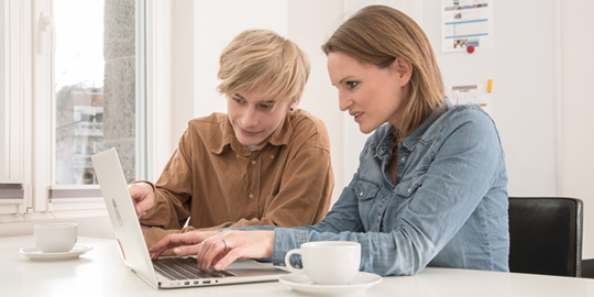 Usability - 2 Menschen an Laptop - PPW Internetagentur