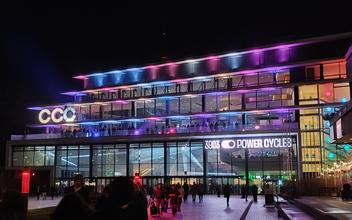 Kompletter Blick auf das bunt beleuchtete Congress Center Hamburg bei Nacht, wobei das "CCH" Logo mit "CCC" überhangen wurde 