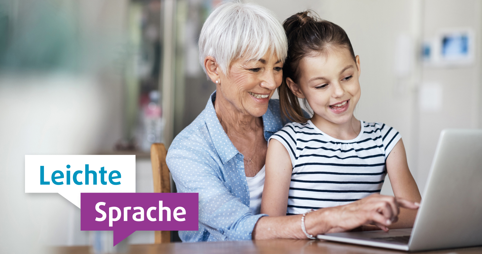 Ältere Frau und Mädchen lächeln am Laptop. Sprechblasen: "Leichte" (blau) und "Sprache" (lila).