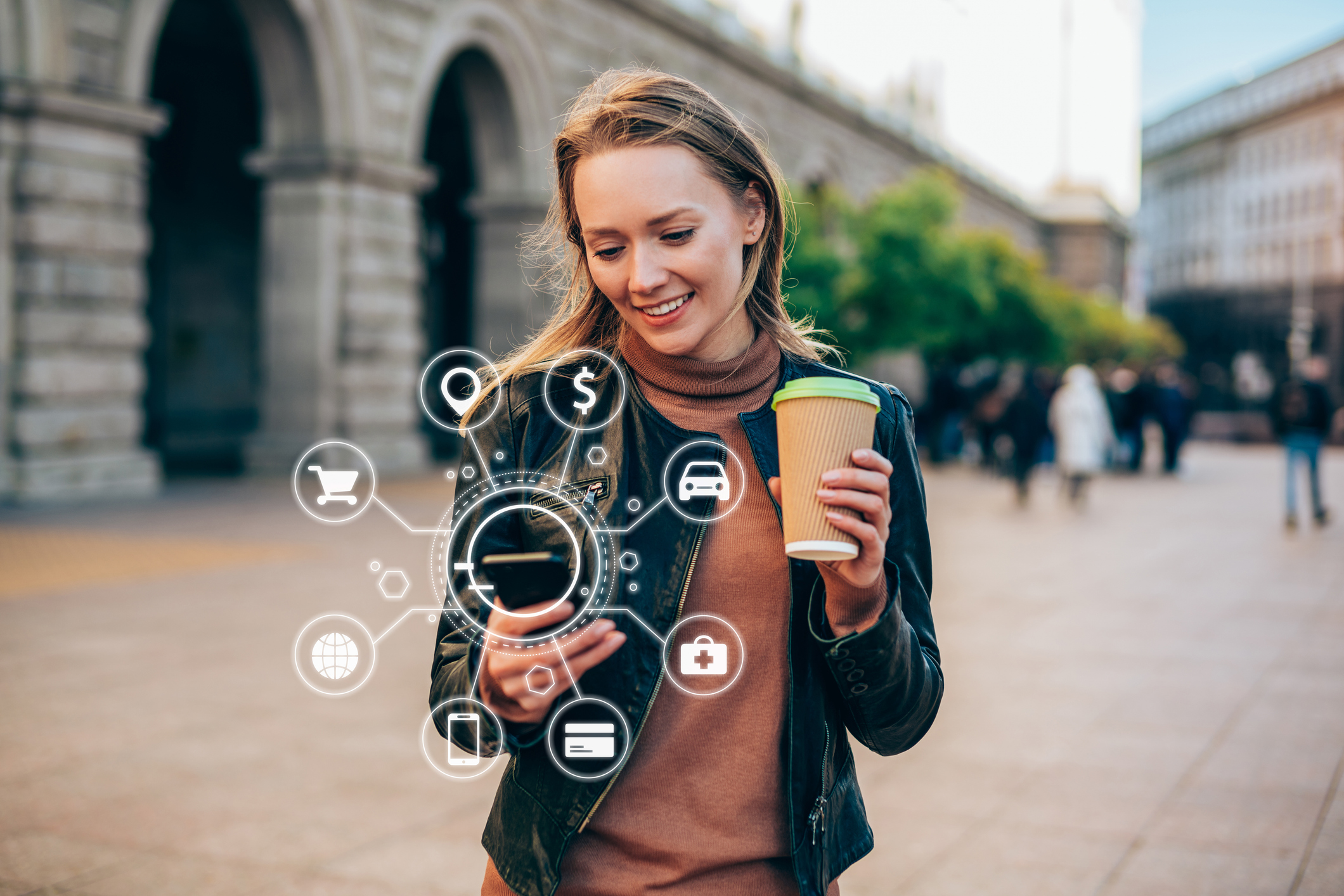 Lächelnde Frau im Freien, die einen Kaffee und ein Smartphone in der Hand hält, wobei digitale Einkaufs- und Finanzsymbole überlagert werden.