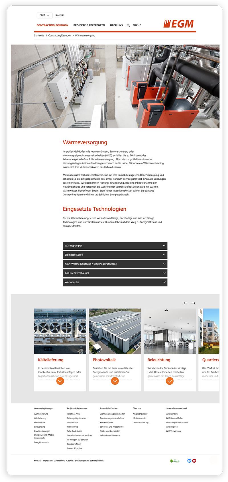 Ansicht einer industriellen Heizungsanlage mit roten Kesseln und Rohren in einem modernen Versorgungsraum; Website auf Deutsch.