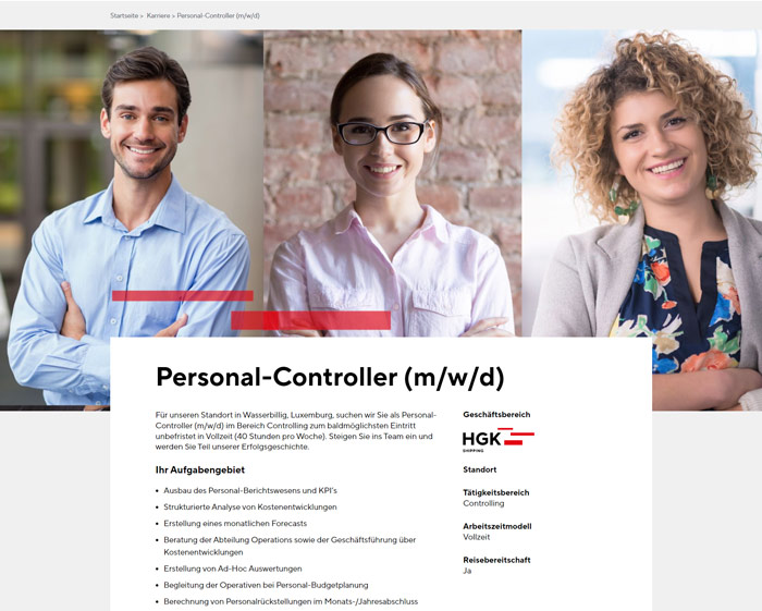 Drei Personen stehen lächelnd nebeneinander, unter ihnen steht ein Text zu einer Stellenausschreibung für einen „Personal-Controller (m/w/d)“. Der Text umfasst Aufgaben und Qualifikationen für die Position bei der Firma HGK.