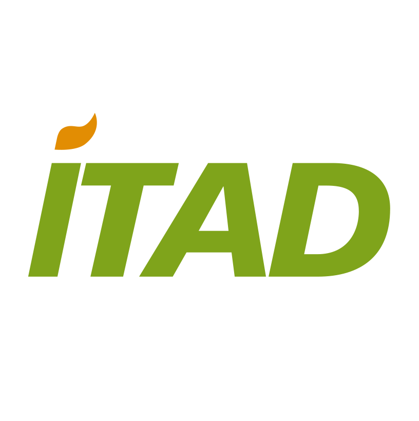Grünes ITAD-Logo, grüner Text, orangefarbenes Blatt über dem I, weißer Hintergrund.