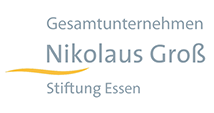 Logo: "Gesamtunternehmen Nikolaus Groß Stiftung Essen", hellgrau, weiße Fläche, gelber Bogen unter "Gesamtunternehmen".