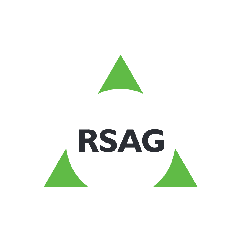 Grünes Recycling-Dreieck mit RSAG-Text in der Mitte auf weißem Hintergrund.
