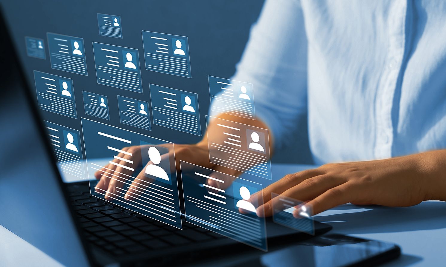 Die Hände tippen auf einer Tastatur mit digitalen Profilsymbolen.