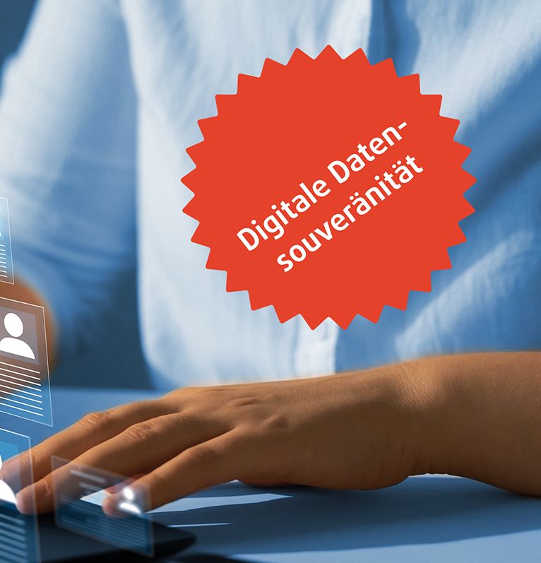 Die Hände tippen auf einer Tastatur mit digitalen Profilsymbolen, einem Cloud-Lock-Symbol und einem Text für digitale Daten-Souveränität.