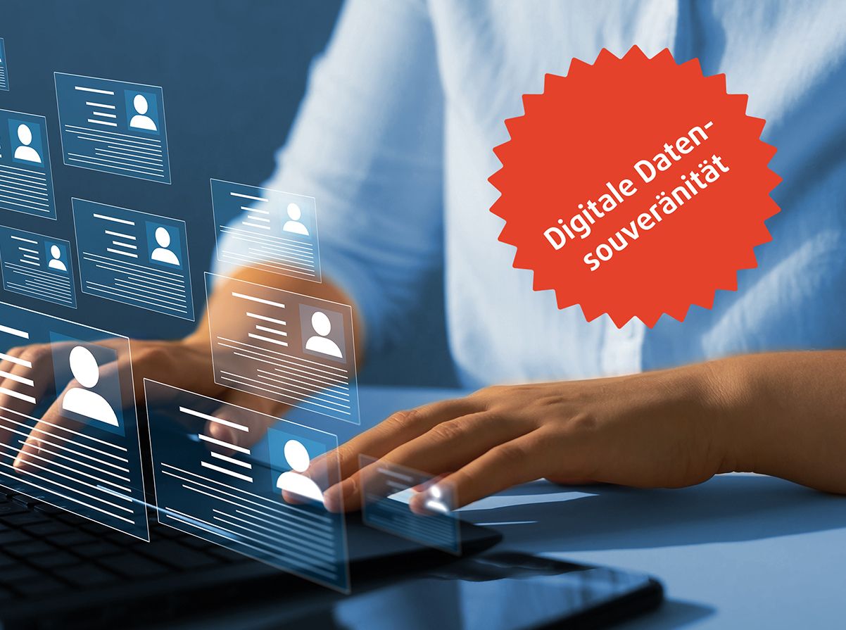 Die Hände tippen auf einer Tastatur mit digitalen Profilsymbolen, einem Cloud-Lock-Symbol und einem Text für digitale Daten-Souveränität.