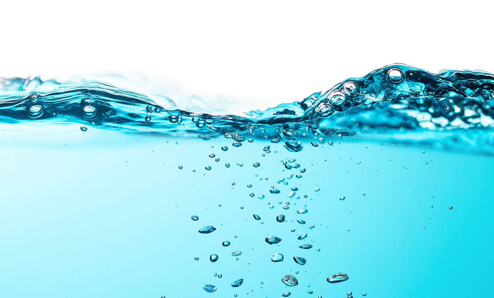 Klares blaues Wasser mit aufsteigenden Blasen vor einem weißen Hintergrund.