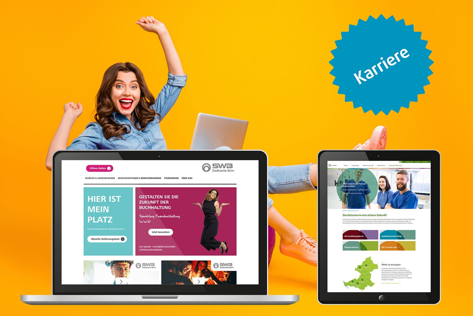 Lächelnde Frau, die hinter einem Laptop und einem Tablet jubelt, auf dem Karrierewebseiten angezeigt werden, auf einem leuchtend orangefarbenen Hintergrund.