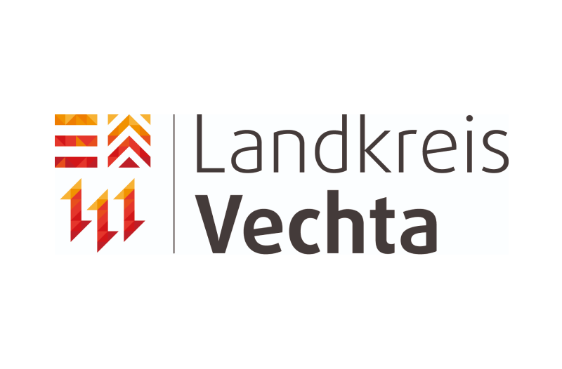 Logo mit abstrakten roten und orangefarbenen Formen und Text: Landkreis Vechta auf weißem Hintergrund.