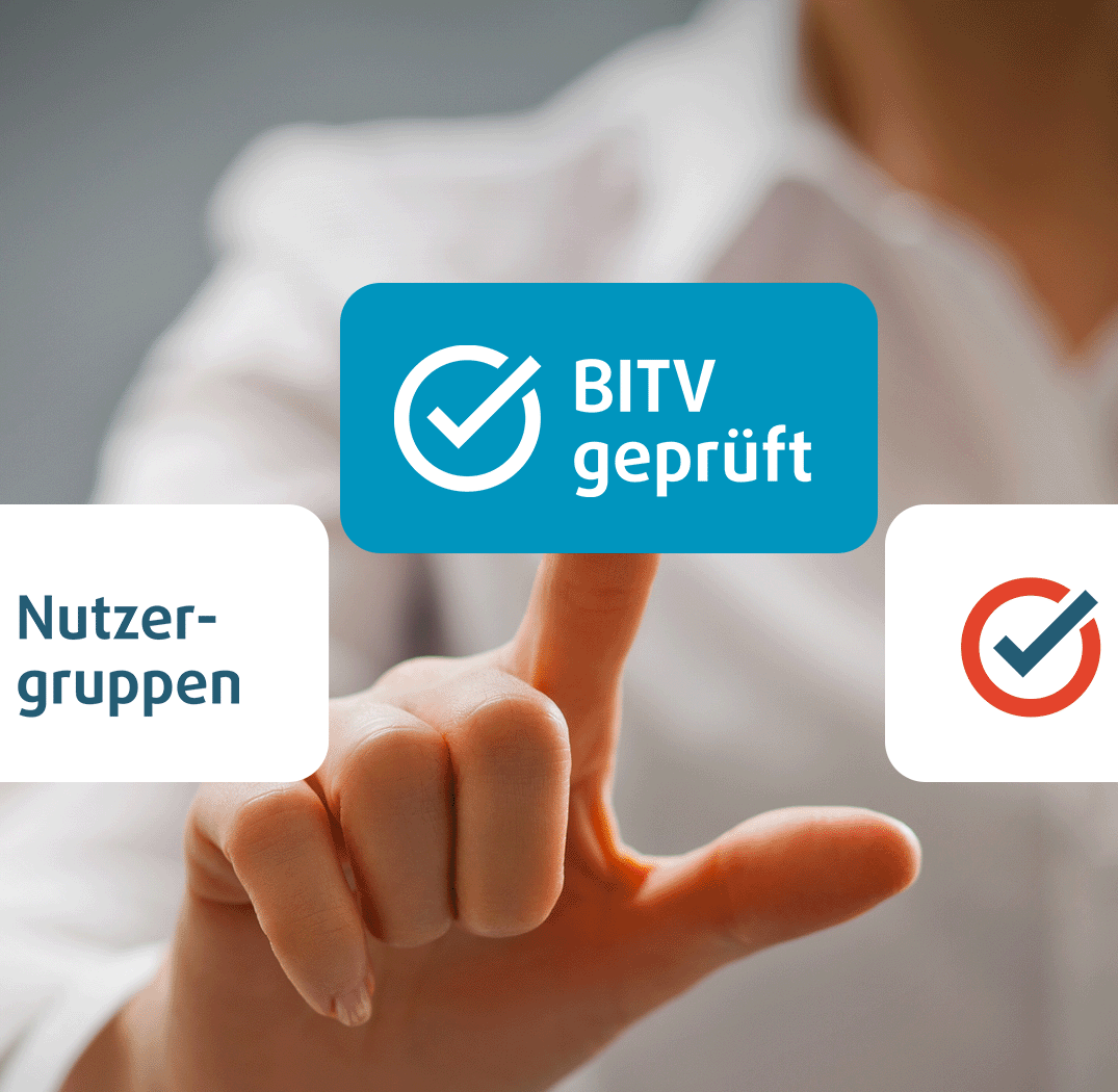 Eine Person im weißen Hemd drückt auf einem Touchscreen einen blauen Button mit der Aufschrift BITV geprüft. Daneben stehen die Aufschriften Nutzergruppen und SEO, beide mit Häkchen versehen.