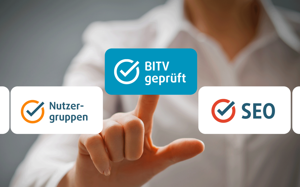 Eine Person im weißen Hemd drückt auf einem Touchscreen einen blauen Button mit der Aufschrift „BITV geprüft“. Daneben stehen die Aufschriften „Nutzergruppen“ und „SEO“, beide mit Häkchen versehen. Der Hintergrund ist unscharf.