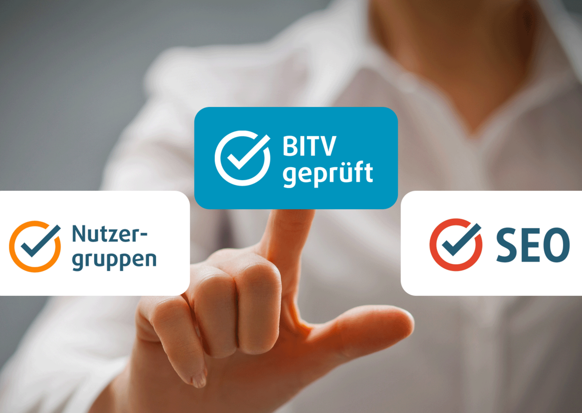 Eine Person im weißen Hemd drückt auf einem Touchscreen einen grünen Button mit der Aufschrift „BITV geprüft“. Daneben stehen die Aufschriften „Nutzergruppen“ und „SEO“, beide mit Häkchen versehen. Der Hintergrund ist unscharf.