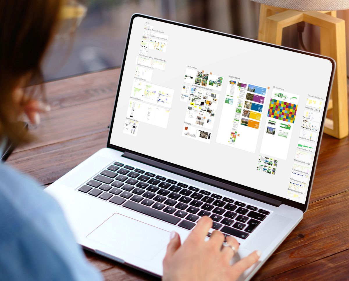 Person, die an einem Laptop arbeitet und eine Design-Anwendung auf dem Bildschirm geöffnet hat.