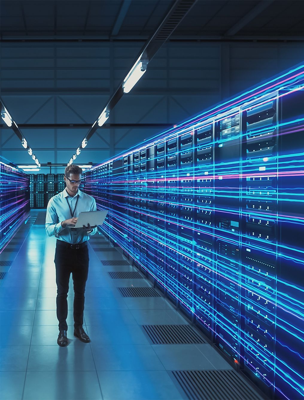 Eine Person in einem Serverraum, rechts davon AWS- und IONOS-Logos auf weißem Hintergrund.