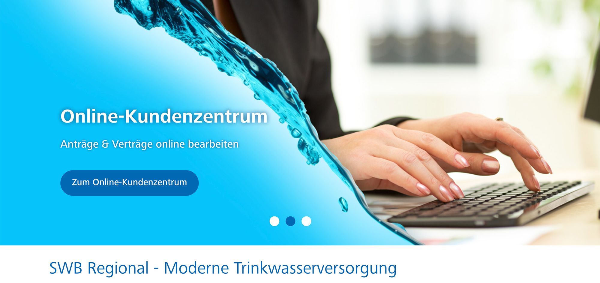 Eine Person tippt auf einer Tastatur neben einer blauen Splash-Grafik mit dem Text Online-Kundenzentrum auf einer Website.