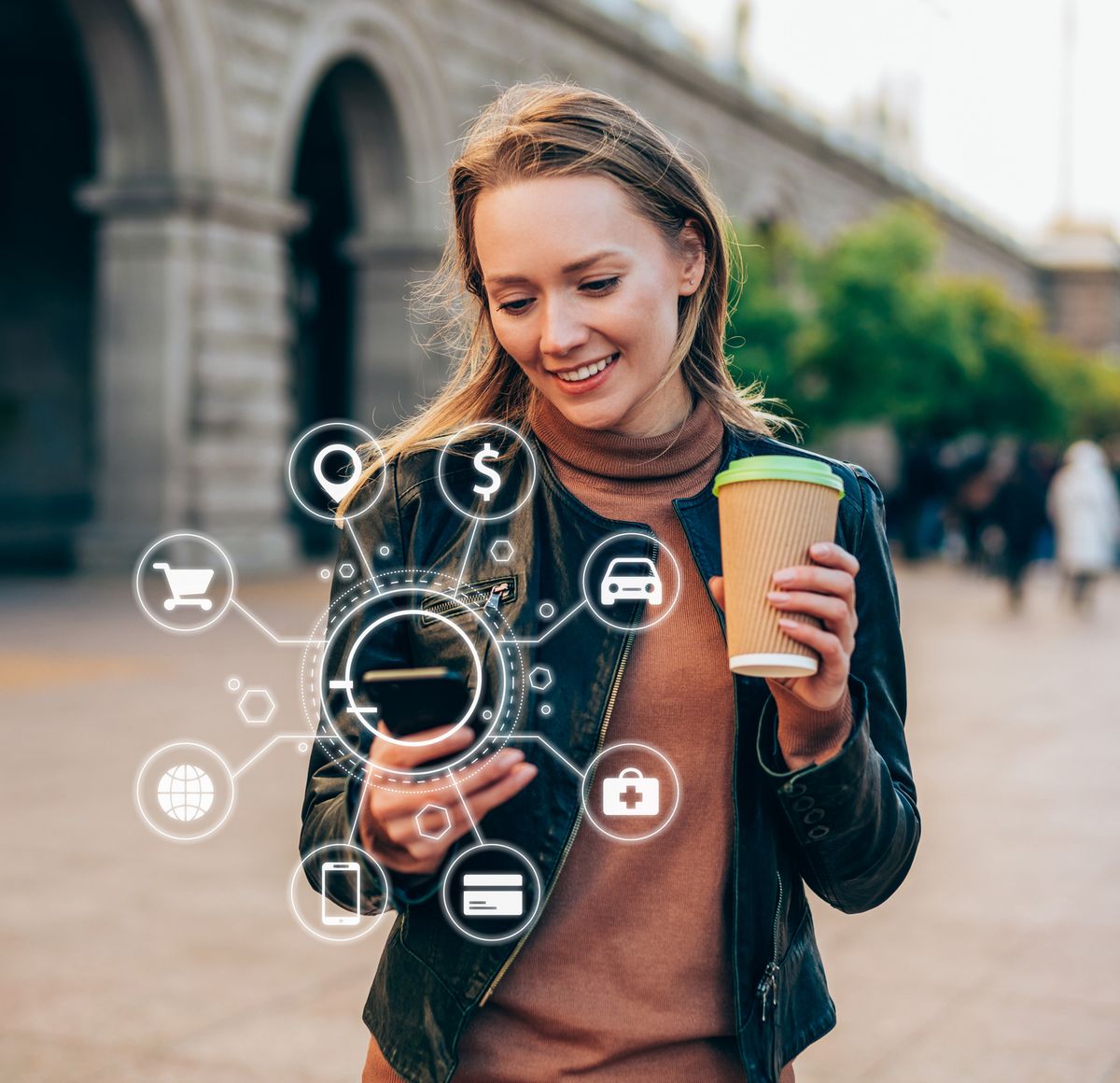 Lächelnde Frau im Freien, die einen Kaffee und ein Smartphone in der Hand hält, wobei digitale Einkaufs- und Finanzsymbole überlagert werden.