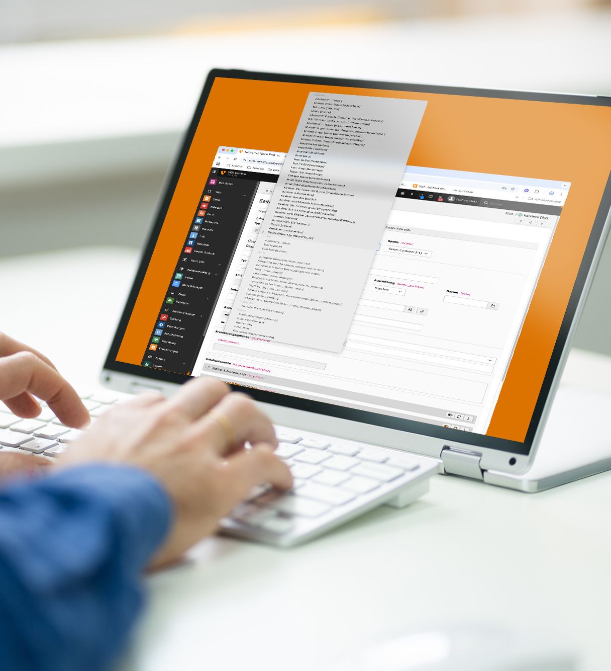 Person, die auf einem weißen Laptop tippt, auf dessen Bildschirm mehrere Fenster geöffnet sind, die die TYPO3-Oberfläche zeigen.