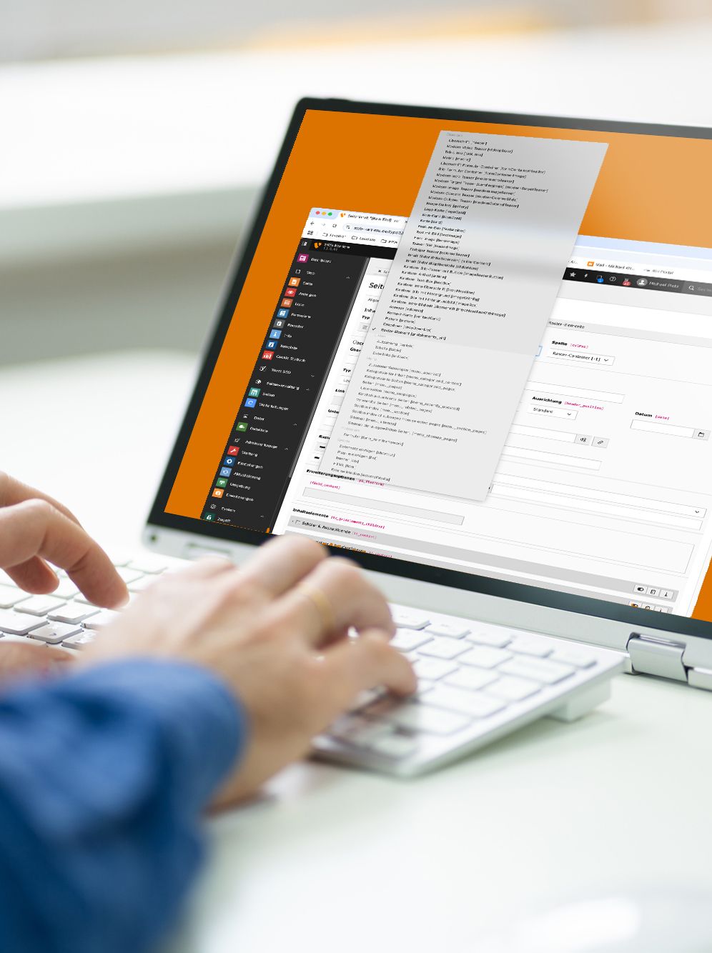 Person, die auf einem weißen Laptop tippt, auf dessen Bildschirm mehrere Fenster geöffnet sind, die die TYPO3-Oberfläche zeigen.