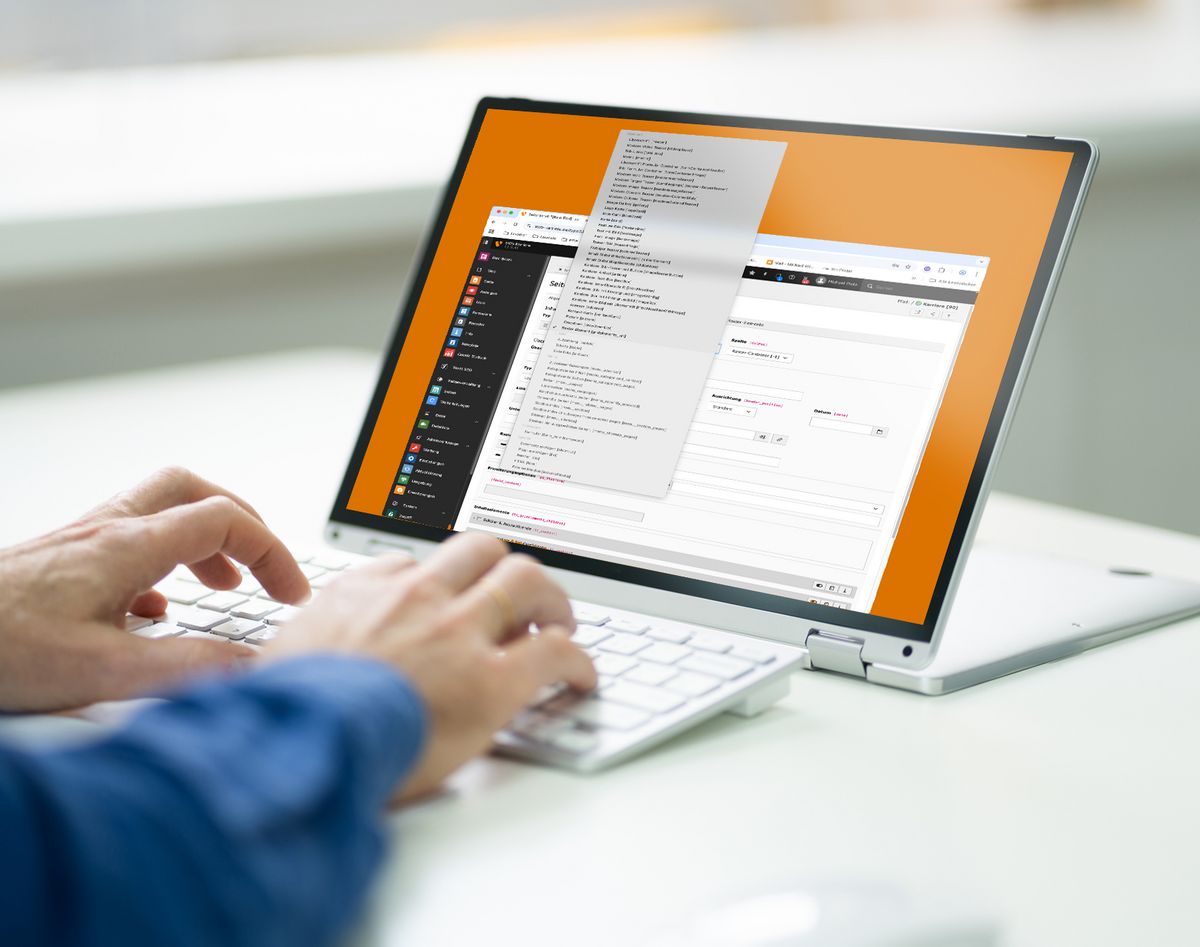 Person, die auf einem weißen Laptop tippt, auf dessen Bildschirm mehrere Fenster geöffnet sind, die die TYPO3-Oberfläche zeigen.