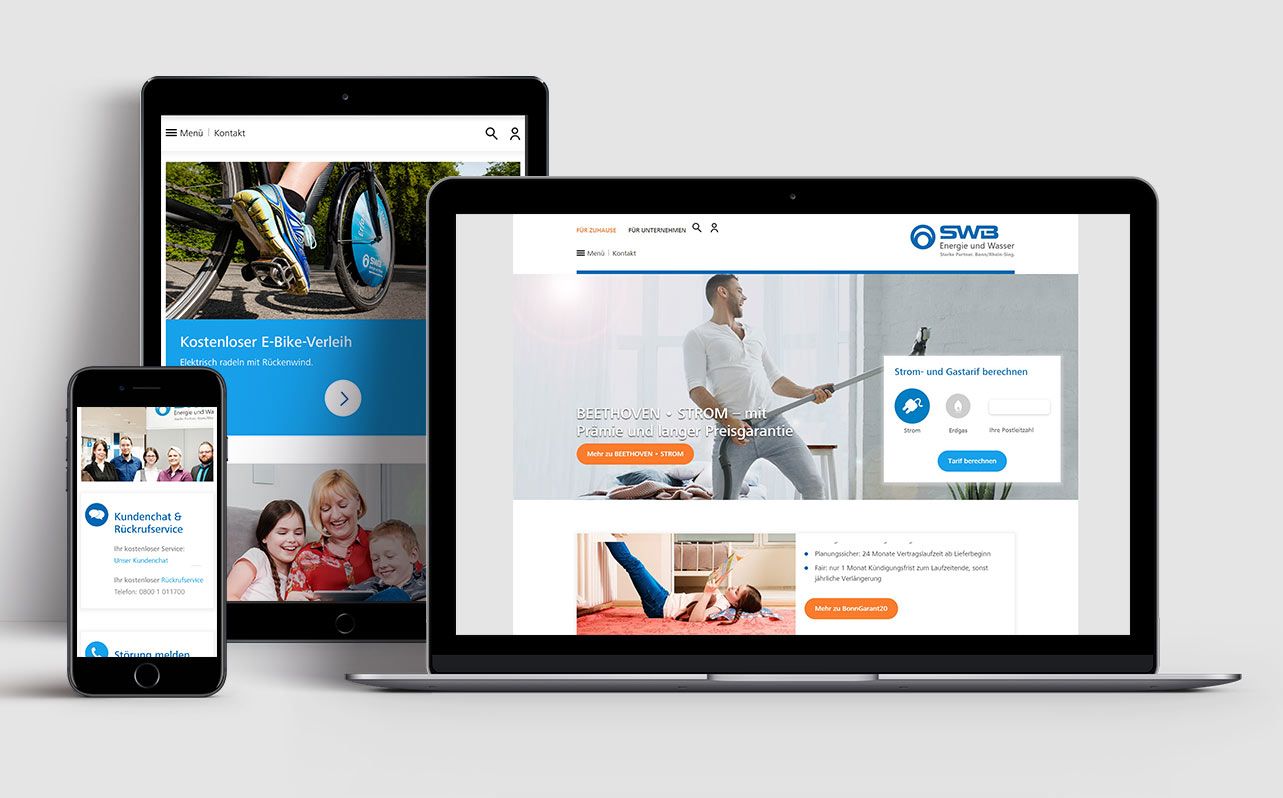 Handy, Tablet und Laptop zeigen responsive Website-Designs auf hellgrauem Hintergrund.