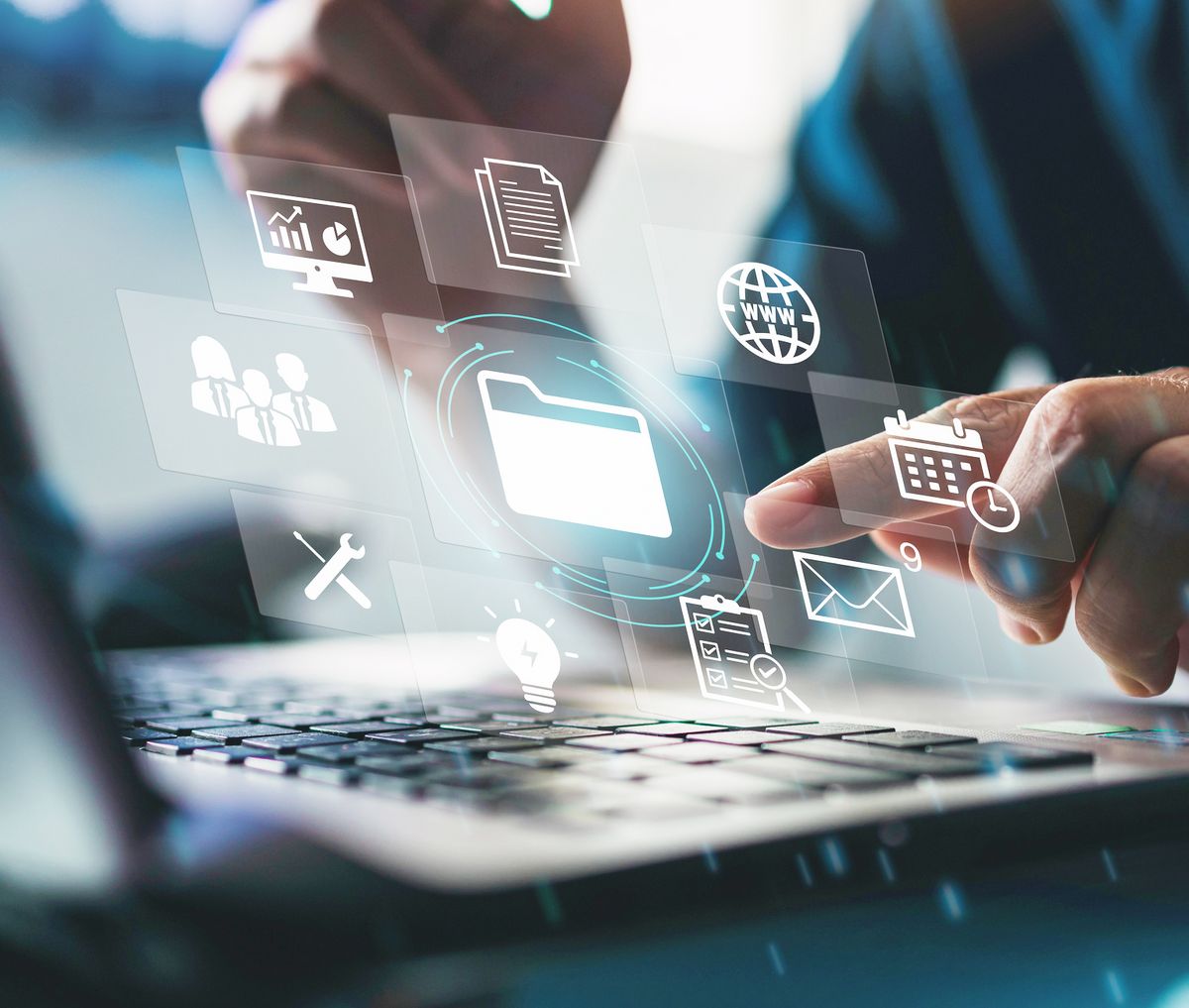 Eine Person, die einen Laptop mit digitalen Symbolen von Ordnern, E-Mails und Kalender über der Tastatur benutzt.