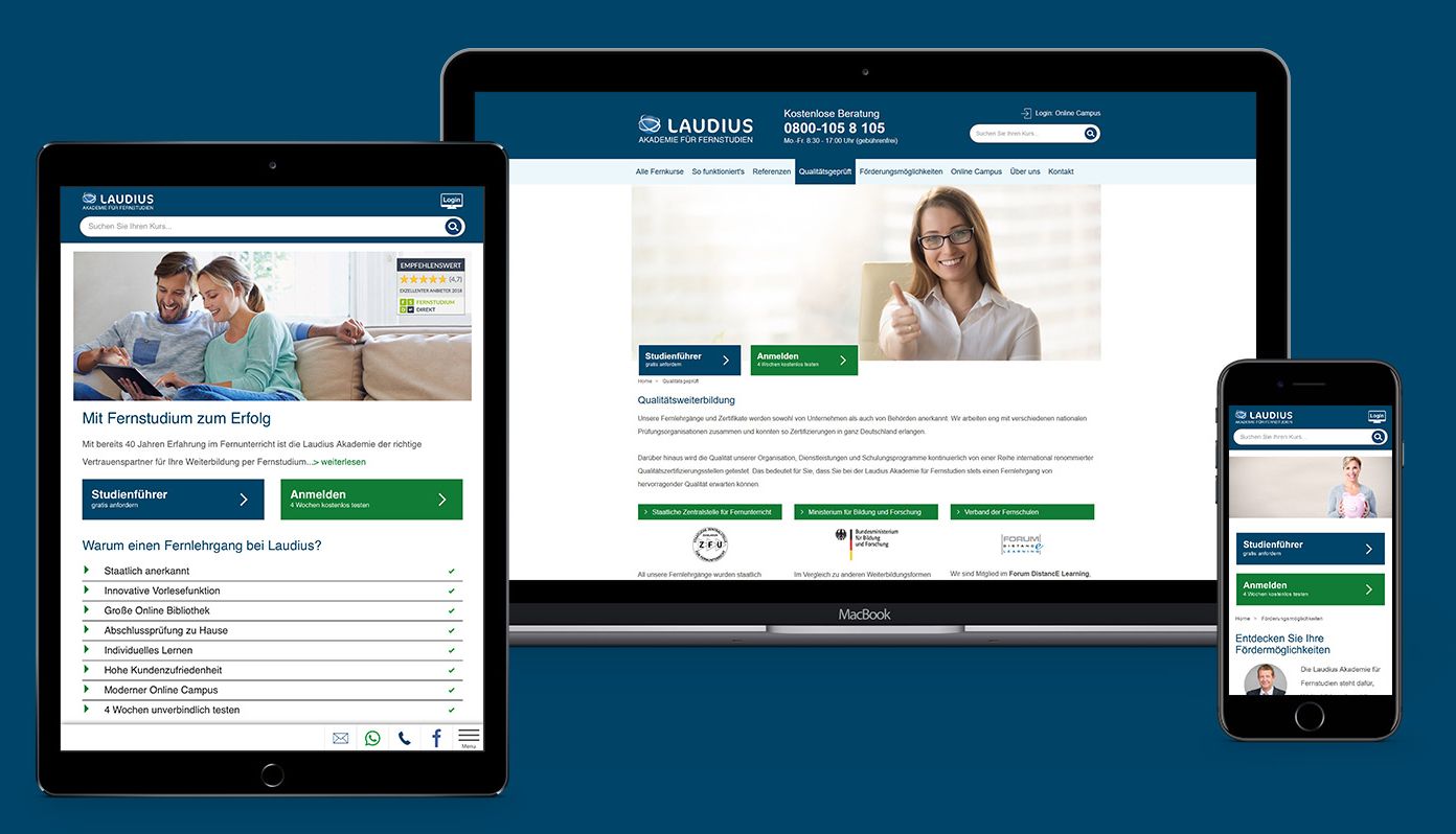 Eine responsive Website, die auf drei Geräten angezeigt wird: einem Tablet mit einem Formular, einem Laptop mit einer lächelnden Frau und Kontaktdaten und einem Smartphone mit Navigationsoptionen. Der Hintergrund ist durchgehend blau.