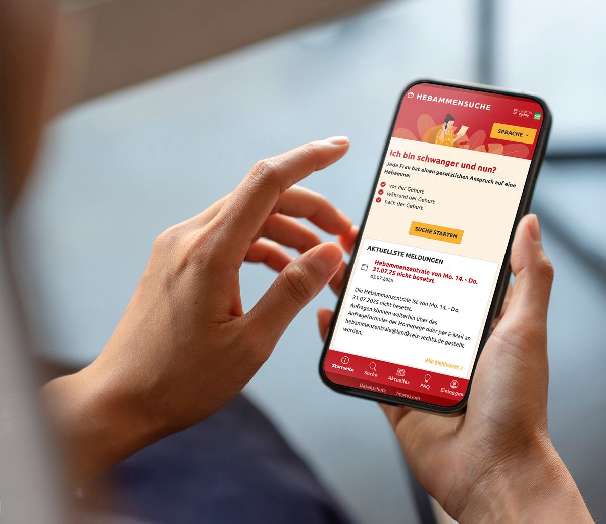 Eine Person hält ein Smartphone in der Hand, auf dem die Web-App angezeigt wird.
